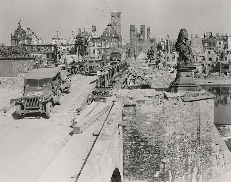 In Joseph Dieves Nachlass fand Zach Drury dieses Foto von der Alten Mainbrücke, über die GIs eine Notbrücke gelegt hatten.
