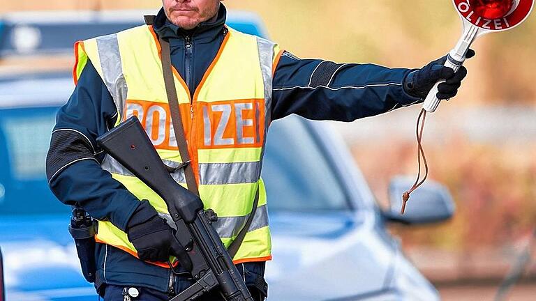 Nach Attentaten in Paris - Grenzkontrollen in NRW       -  Vorbereitet auf den Ernstfall: Ein schwer bewaffneter Polizist kontrolliert Fahrzeuge auf der A 4 bei Aachen nahe der belgischen Grenze. Die Sicherheitsbehörden in Deutschland haben derzeit zwar keine konkreten Hinweise auf Terroranschläge, sehen sich aber auf den Fall der Fälle gut vorbereitet.