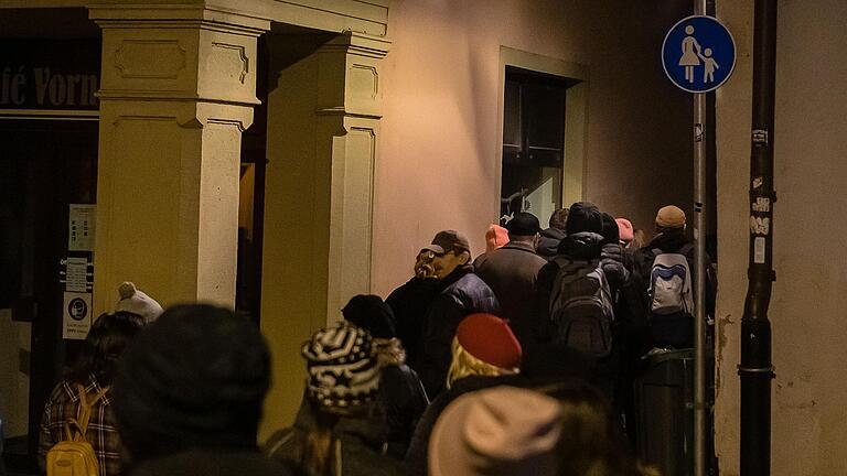 Durch kleine Gassen und Nebenstraßen schlängelten sich die Gruppen am Sonntag bei den Corona-Protesten in Schweinfurt. Gestoppt wurden sie am Ende alle.