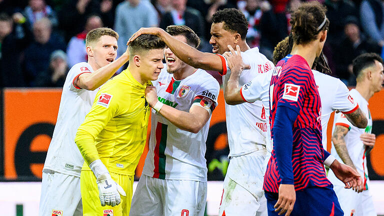 446462248.jpg - Verschuldete kurz vor Schluss einen Elfmeter - und hielt ihn dann. FCA-Keeper Finn Dahmen. 446462248.jpg - Verschuldete kurz vor Schluss einen Elfmeter - und hielt ihn dann. FCA-Keeper Finn Dahmen.