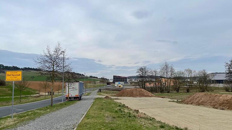 Die Firma Ganshorn baut 'Am Altenberg' in Bad Neustadt einen neuen 'Headquarter'. Die Planierungsarbeiten haben begonnen (im Bild vorne rechts). Der Spatenstich ist für den 8. April geplant. Die Firma Ganshorn baut 'Am Altenberg' in Bad Neustadt einen neuen 'Headquarter'. Die Planierungsarbeiten haben begonnen (im Bild vorne rechts). Der Spatenstich ist für den 8. April geplant.