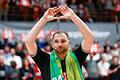 Emotionaler Abend für Felix Hoffmann: Der Baskets-Kapitän ist von seinem Verein geehrt worden.