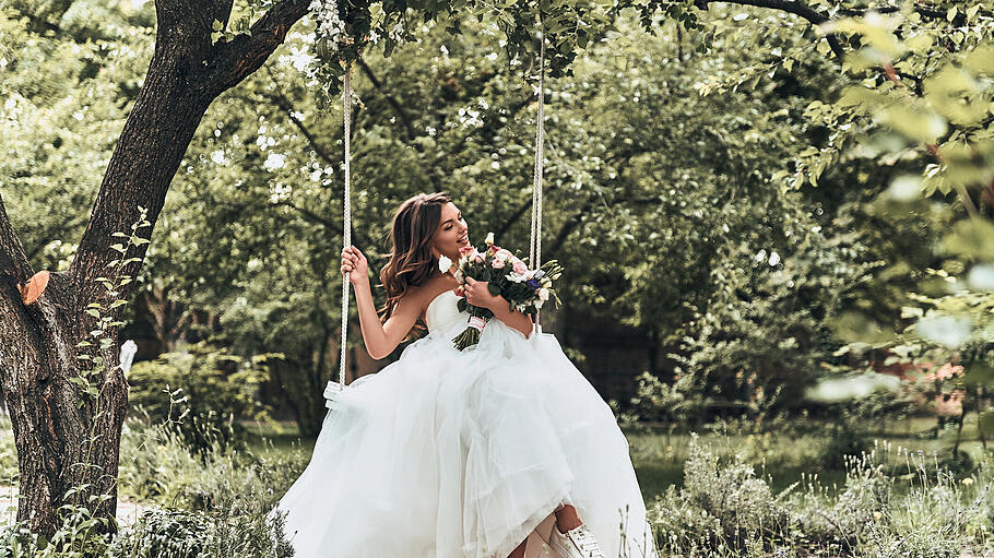 Blumenschaukel Hochzeit       -  Die Blumenschaukel sorgt für einen märchenhaften Flair.