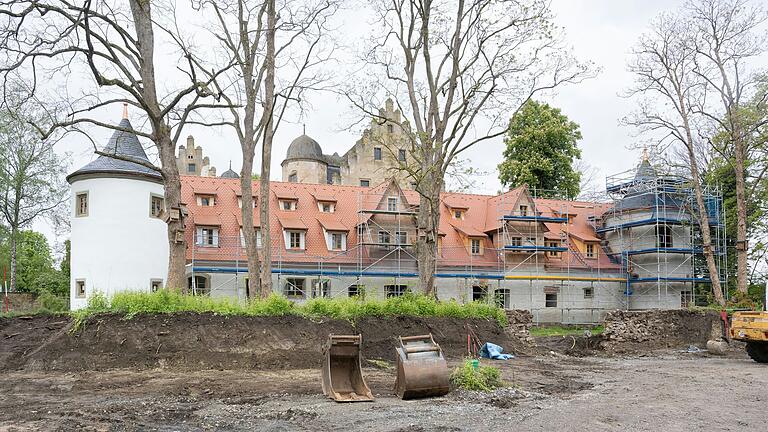 Die Fassade des neuen Schlosshotels in Schwebheim ist schon gut erkennbar. Links erstrahlt der Turm in weißer Farbe, der rechte Turm wird gerade saniert. Über den Dachfirst ragt ein Teil des historischen Schlosses Schwebheim hervor.