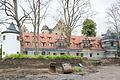 Die Fassade des neuen Schlosshotels in Schwebheim ist schon gut erkennbar. Links erstrahlt der Turm in weißer Farbe, der rechte Turm wird gerade saniert. Über den Dachfirst ragt ein Teil des historischen Schlosses Schwebheim hervor.