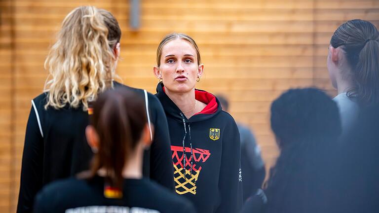 Training des deutschen Basketball-Nationalteams       -  Leonie Fiebich im Kreise der Nationalmannschaft.