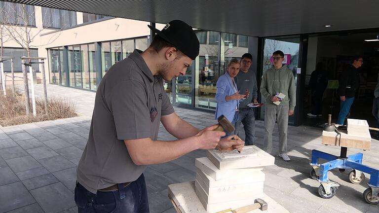 Über die Schulter schauen konnten Interessierte auch diesem jungen Steinmetz bei seiner Arbeitsvorführung. Über die Schulter schauen konnten Interessierte auch diesem jungen Steinmetz bei seiner Arbeitsvorführung.
