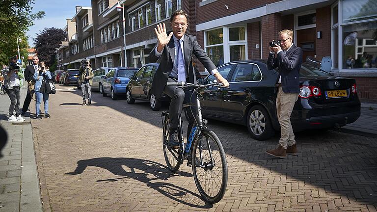 &nbsp;Mark Rutte, Ministerpräsident der Niederlande, fährt nach seiner Stimmenabgabe für die Europawahl mit dem Fahrrad.&nbsp;