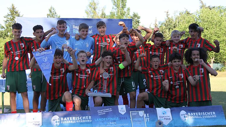 Die U15 des FC Augsburg hat das Landesfinale des Baupokals in Unterspiesheim gewonnen.