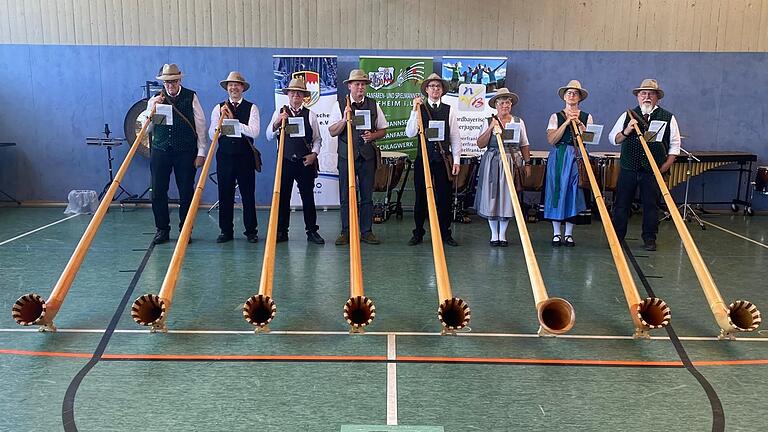 'Die aus dem Eschenbachtal' qualifizierten sich bei einem Wertungsspiel in Hofheim für die Deutsche Meisterschaft 2025 in Ulm. Das Foto zeigt (von links) Udo Kiene, Marcus Kohnle, Egon Schmitt, Arno Schlereth, Florian Seuffert, Silke Krieger, Andrea Edelmann und Hubertus Niklaus.