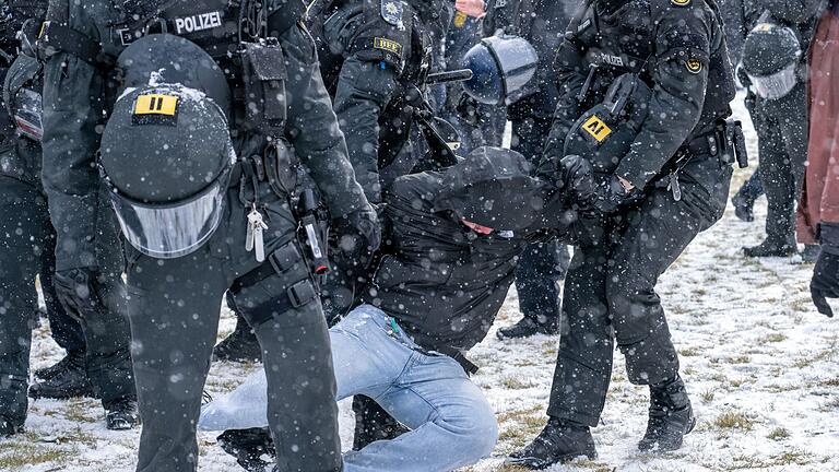 Nach dem Anschlag in München - Demonstrationen Königsplatz       -  Polizisten ergreifen einen Teilnehmer einer Demonstration auf dem Königsplatz.