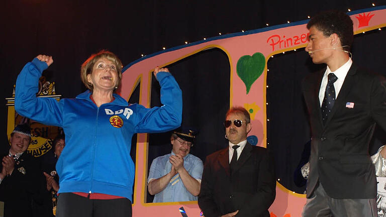 Applaus: Birgit Bollwein mimt 'Mutti' Merkel und empfängt Barack Obama ('Ich bin ein Ebenhäuser'). Foto: Stefan Geiger       -  Applaus: Birgit Bollwein mimt 'Mutti' Merkel und empfängt Barack Obama ('Ich bin ein Ebenhäuser'). Foto: Stefan Geiger