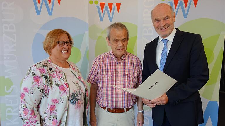 In den Ruhestand verabschiedete Landrat Eberhard Nuß (rechts) Monika Battel (links) und Armin Dietl (Mitte). Foto: Dagmar Hofmann