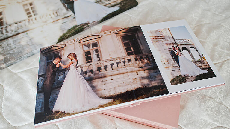 Fotobuch Hochzeit       -  Fotobücher enthalten die schönsten Erinnerungen der Hochzeit.
