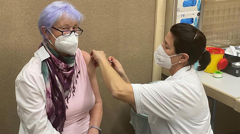 Hannelore Dötsch aus dem Eberner Stadtteil Heubach war am Mittwoch eine der ersten Senioren, die im neuen Impfzentrum Zeil gegen das Coronavirus geimpft wurden. Sie erhofft sich durch die Impfung einen wirkungsvollen Schutz und endlich wieder öfters und unbeschwert ihre Enkel sehen zu können. Hannelore Dötsch aus dem Eberner Stadtteil Heubach war am Mittwoch eine der ersten Senioren, die im neuen Impfzentrum Zeil gegen das Coronavirus geimpft wurden. Sie erhofft sich durch die Impfung einen wirkungsvollen Schutz und endlich wieder öfters und unbeschwert ihre Enkel sehen zu können.
