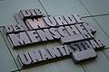 Der Schriftzug 'Die Würde des Menschen ist unantastbar' prangt am&nbsp; Justizzentrum in Frankfurt. Hier beginnt am Donnerstag vor dem Oberlandesgericht der Prozess gegen den Bundeswehr-Offizier Franco A..