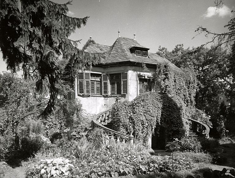 Im Jahr 1942 ist das barocke Gartenhaus von Büschen und Bäumen eingewachsen.