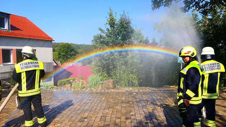 Als kleinen Nebeneffekt fabrizierten die Feuerwehrleute bei der Übung einen Regenbogen.