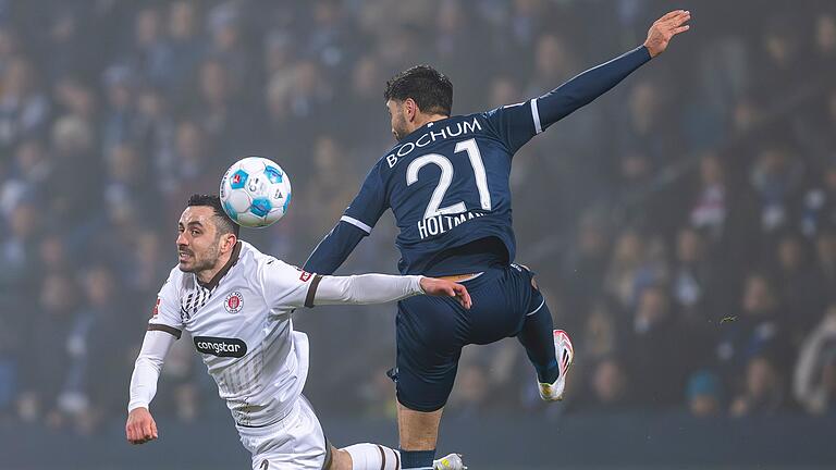 VfL Bochum - FC St. Pauli       -  Die Zuschauer im Ruhrstadion sahen Abstiegskampf pur.