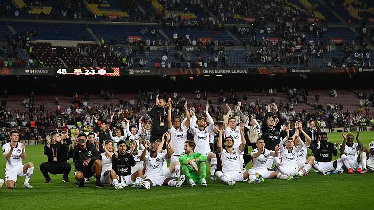 Frankfurts Mannschaft im Camp Nou       -  Jubel im Camp Nou: Frankfurt kommt in Barcelona weiter.