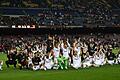 Frankfurts Mannschaft im Camp Nou       -  Jubel im Camp Nou: Frankfurt kommt in Barcelona weiter.