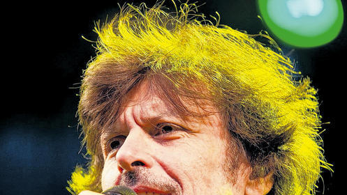 Musiker, Songwriter, Kopf der Hooters: Eric Bazilian beim Konzert in Bad Mergentheim. Musiker, Songwriter, Kopf der Hooters: Eric Bazilian beim Konzert in Bad Mergentheim.