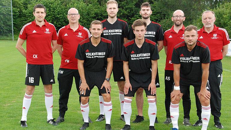 Mit fünf Neuzugängen will der SV Rödelmaier in der kommenden Saison den Klassenerhalt in der Bezirksliga schaffen. Hinten von links: Co-Trainer Christoph Koob, Trainer Werner Feder, Lukas Hess, Timo Eckardt, Co-Trainer Andreas Schmidt und Torwarttrainer Fritz Ulsamer. Vorne von links: Marcel Mölter, Daniel Beker und Nico Rauner. Mit fünf Neuzugängen will der SV Rödelmaier in der kommenden Saison den Klassenerhalt in der Bezirksliga schaffen. Hinten von links: Co-Trainer Christoph Koob, Trainer Werner Feder, Lukas Hess, Timo Eckardt, Co-Trainer Andreas Schmidt und Torwarttrainer Fritz Ulsamer. Vorne von links: Marcel Mölter, Daniel Beker und Nico Rauner.