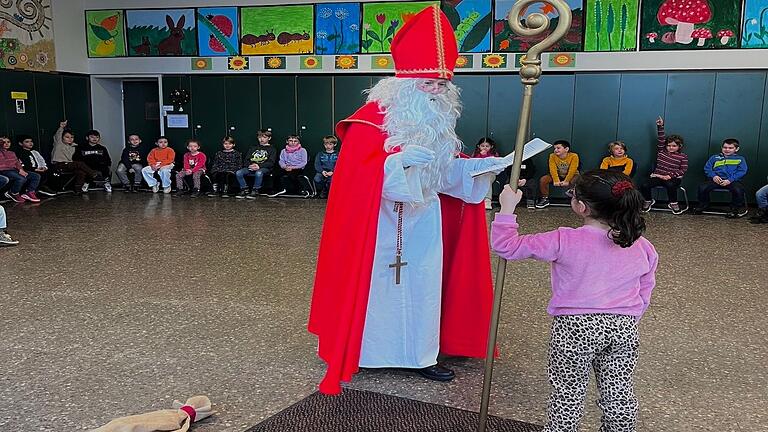 Der Nikolaus zu Gast an der Gartenstadtschule.