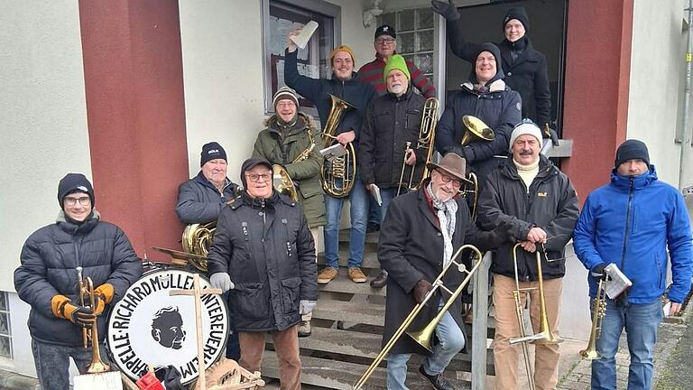 Warme Kleidung und gute Laune sind die besten Mittel gegen eisige Temperaturen. Nach einer mittäglichen Aufwärmpause am SVU-Sportheim setzten die zwölf Musikanten ihre Tour fort. Warme Kleidung und gute Laune sind die besten Mittel gegen eisige Temperaturen. Nach einer mittäglichen Aufwärmpause am SVU-Sportheim setzten die zwölf Musikanten ihre Tour fort.