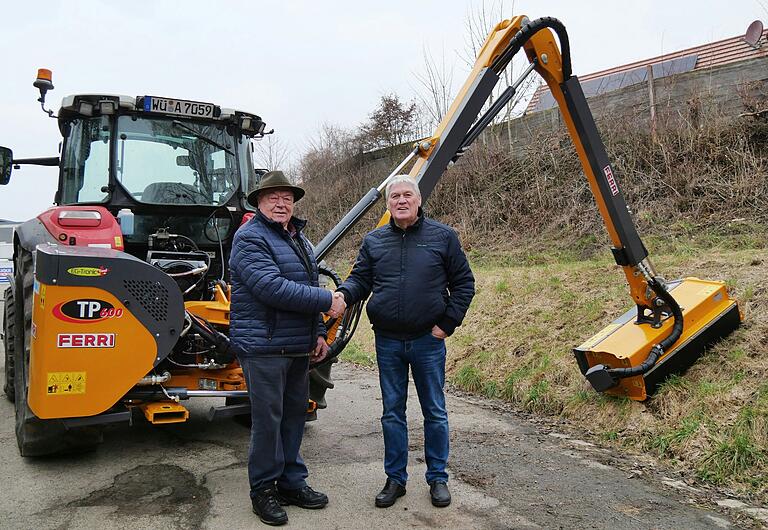 Vorsitzender Manfred Schmitt (links) von der Jagdgenossenschaft Bergtheim-Dipbach übergibt den hydraulischen Mulcher an den Bergtheimer Bürgermeister Konrad Schlier. Vorsitzender Manfred Schmitt (links) von der Jagdgenossenschaft Bergtheim-Dipbach übergibt den hydraulischen Mulcher an den Bergtheimer Bürgermeister Konrad Schlier.