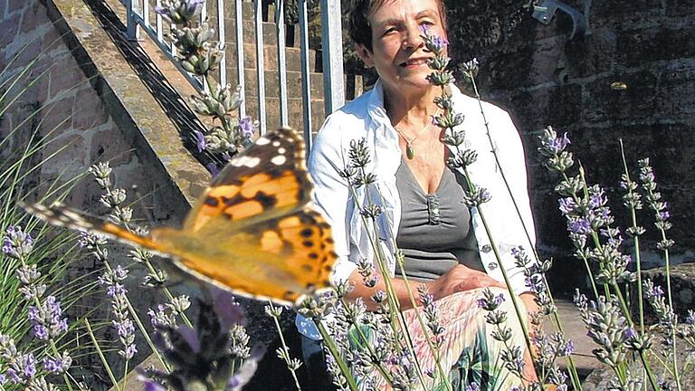 Kaum bekannte Anlage: Stadtführerin Lotte Bayer genießt die Ruhe im Ronkarzgarten.