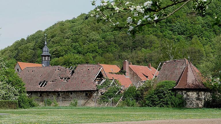 Nur von Weitem hat der Anblick von Schloss Ebelsbach etwas von einem romantischen Dornröschenschlaf. Die Dächer der vom Brand nicht versehrten Gebäuden stürzen nach und nach ein und lassen das Baudenkmal zur Ruine verkommen. Nur von Weitem hat der Anblick von Schloss Ebelsbach etwas von einem romantischen Dornröschenschlaf. Die Dächer der vom Brand nicht versehrten Gebäuden stürzen nach und nach ein und lassen das Baudenkmal zur Ruine verkommen.