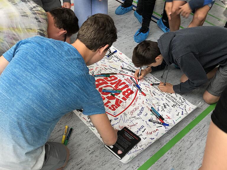 Alle Schüler verewigten sich auf einem Plakat und brachten damit zum Ausdruck, dass Mobbing an ihrer Schule keinen Platz mehr haben soll.