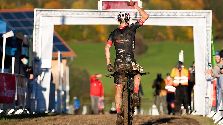 Bild aus dem Oktober 2020: Maximilian Brandl jubelt in Obergessertshausen (Lkr. Günzburg) über den Gewinn des deutschen Meistertitels nach einem Rennen durch den Schlamm.