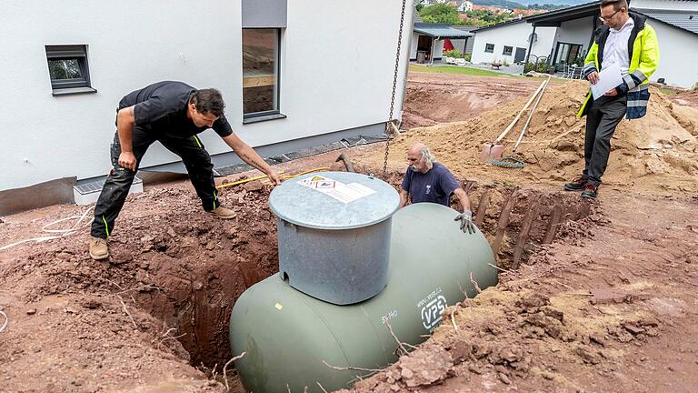 Solche Tanks für Flüssiggas versorgen Haushalte beim Heizen und Kochen. Die Tanks können unter- und oberirdisch installiert werden.