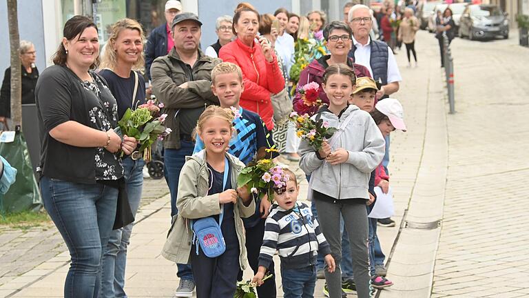 Mit Blumensträußen werden die Wallfahrerinnen und Wallfahrer von ihren Lieben in der Ochsenfurter Brückenstraße erwartet.