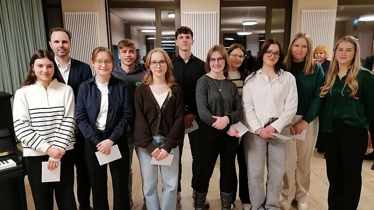 Unser Bild zeigt die erfolgreichen Verfasser von W-Seminararbeiten am Egbert-Gymnasium (von links): Emilia Weidt (Musik), Schulleiter Markus Binzenhöfer, Lilli Büttner, Jakob Hebenstreit, Jana Lenz, Finn Petersen, Lena Werner, Maria Amling, Anne Braun, Lena Schafferhans und Maresa Störk.