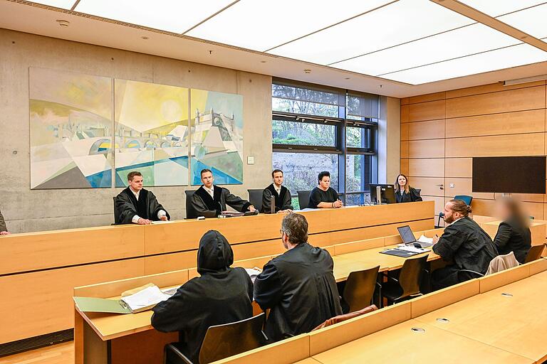 Prozess um Vorfälle in der Kita Greußenheim: Zwei Angeklagte, zwei Verteidiger - und das Gericht um den Vorsitzenden Richter Thomas Schuster an diesem Montag im Strafjustizzentrum in Würzburg. Prozess um Vorfälle in der Kita Greußenheim: Zwei Angeklagte, zwei Verteidiger - und das Gericht um den Vorsitzenden Richter Thomas Schuster an diesem Montag im Strafjustizzentrum in Würzburg. 