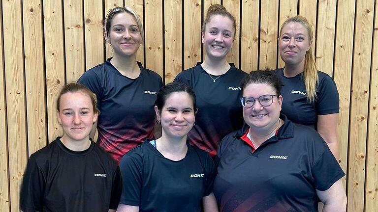 Die 2. Tischtennis-Damen des SB Versbach: (hinten, von links) Jessica Emrich, Jule Geiger, Daniela Weiß; (vorne, von links) Ines Baumgartner, Sonja Grob, Simone Amthor. Auf dem Bild fehlt Regina Arens.