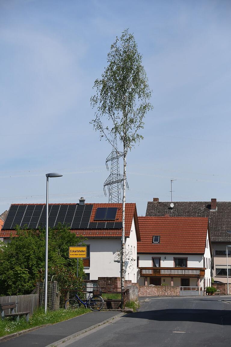 Direkt an der Brücke über den Ziegelbach stehen Maibaum und Ortsschild. Dahinter das ehemalige Haus Nummer eins. Direkt an der Brücke über den Ziegelbach stehen Maibaum und Ortsschild. Dahinter das ehemalige Haus Nummer eins.