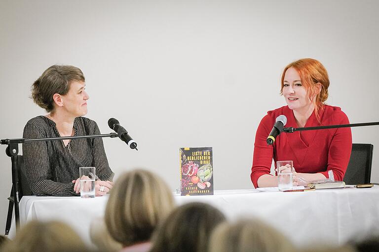 Katrin Schumacher (rechts) sprach in Bad Mergentheim mit Beatrice Faßbender vor rund 100 Zuhörerinnen und Zuhörern über ihren Roman 'Liste der gebliebenen Dinge'. Katrin Schumacher (rechts) sprach in Bad Mergentheim mit Beatrice Faßbender vor rund 100 Zuhörerinnen und Zuhörern über ihren Roman 'Liste der gebliebenen Dinge'.