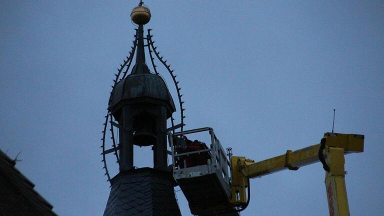 Bayerns höchste Adventskerze hat ihre Aufgabe erst einmal wieder erfüllt. Am Donnerstagmorgen  haben Mitarbeiter der Firma Metallbau Gerlach mit einer großen Hebebühne die Metallkonsturktion  samt Lampen von der Spitze des Marktturms geholt.