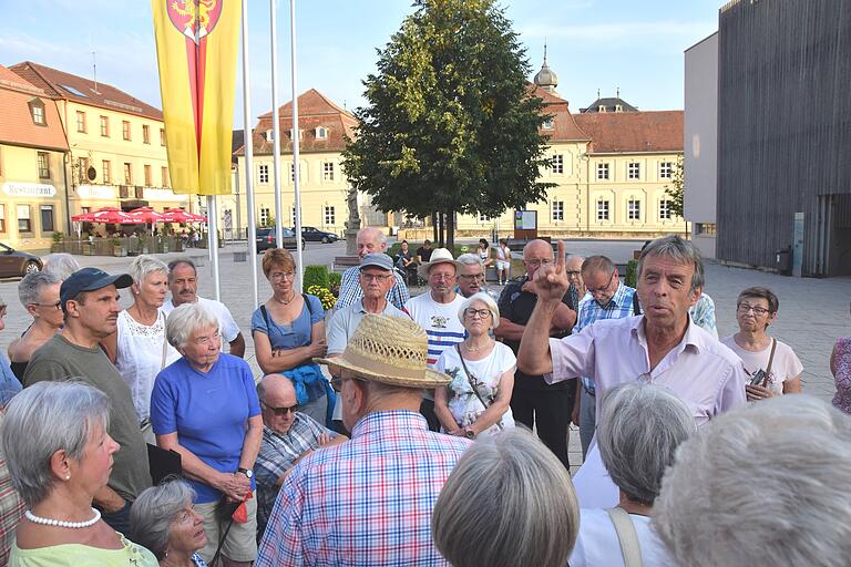 Am Balthasar-Neumann-Platz erinnerte Bernd Göbel, Vorsitzender des Historischen Vereins Markt Werneck, an Bürgermeister, Gemeinderäte und Pfarrer während des Nationalsozialismus.