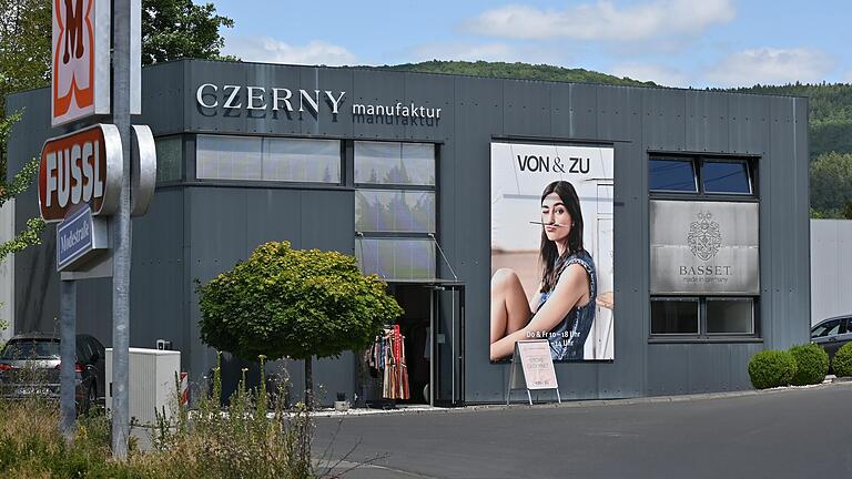 Der Firmensitz in Gemünden an der Weißensteinstraße: Auch vor Ort vertreibt das Modeunternehmen die Kleidung der Marke 'VON&ZU'. Der Firmensitz in Gemünden an der Weißensteinstraße: Auch vor Ort vertreibt das Modeunternehmen die Kleidung der Marke 'VON&ZU'. 