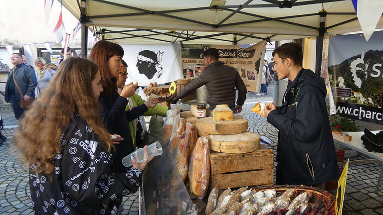 Käse, Schinken, Wein und andere kulinarische Köstlichkeiten aus Frankreich, konnte man an den Ständen der Händler aus Pierrelatte genießen. Käse, Schinken, Wein und andere kulinarische Köstlichkeiten aus Frankreich, konnte man an den Ständen der Händler aus Pierrelatte genießen.