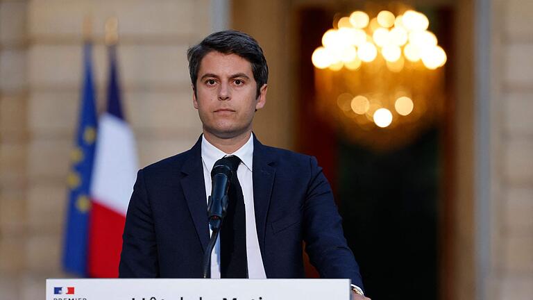 Frankreichs Premier Attal kündigt Rücktritt an       -  Ernste Miene bei Premier Garbriel Attal - doch nimmt Staatschef Emmanuel Macron sein Rücktrittsgesuch an?