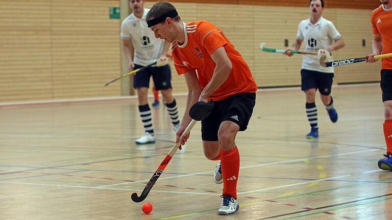 Spielertrainer Juan-Felix Hornung kämpft mit seinem HC Schweinfurt gegen Bad Reichenhall um den Aufstieg in die Hockey-Oberliga. Spielertrainer Juan-Felix Hornung kämpft mit seinem HC Schweinfurt gegen Bad Reichenhall um den Aufstieg in die Hockey-Oberliga.