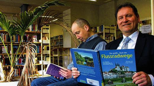 Lesen und Lächeln: Bürgermeister Georg Ondrasch und Bibliotheksleiter Joachim Hellmann in der Stadtbibliothek Gemünden. Lesen und Lächeln: Bürgermeister Georg Ondrasch und Bibliotheksleiter Joachim Hellmann in der Stadtbibliothek Gemünden.