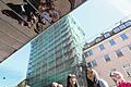 Ortsbesichtigung: Studenten der Uni-Stuttgart beschäftigen sich, allerdings nur zu Studienzwecken, mit Gestaltungs- und Nutzungsentwürfen für das Hochhaus Augustinerstraße. Im Bild der Architekten-Nachwuchs mit Professor Sandro von Einsiedel (Zweiter von links) und Wolfgang Weier von &bdquo;Würzburg macht Spaß&ldquo; (links), der den Gästen die örtliche Situation erläuterte.