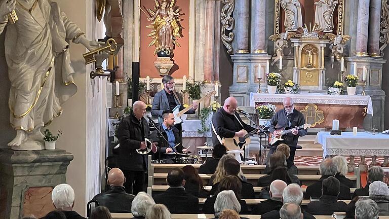 Die Bandkollegen der „Swingin&lsquo; Five“ spielten bei der Trauerfeier noch einmal für ihren verstorbenen Freund Winfried „Winnie“ Kleinheinz.       -  Die Bandkollegen der „Swingin&lsquo; Five“ spielten bei der Trauerfeier noch einmal für ihren verstorbenen Freund Winfried „Winnie“ Kleinheinz.